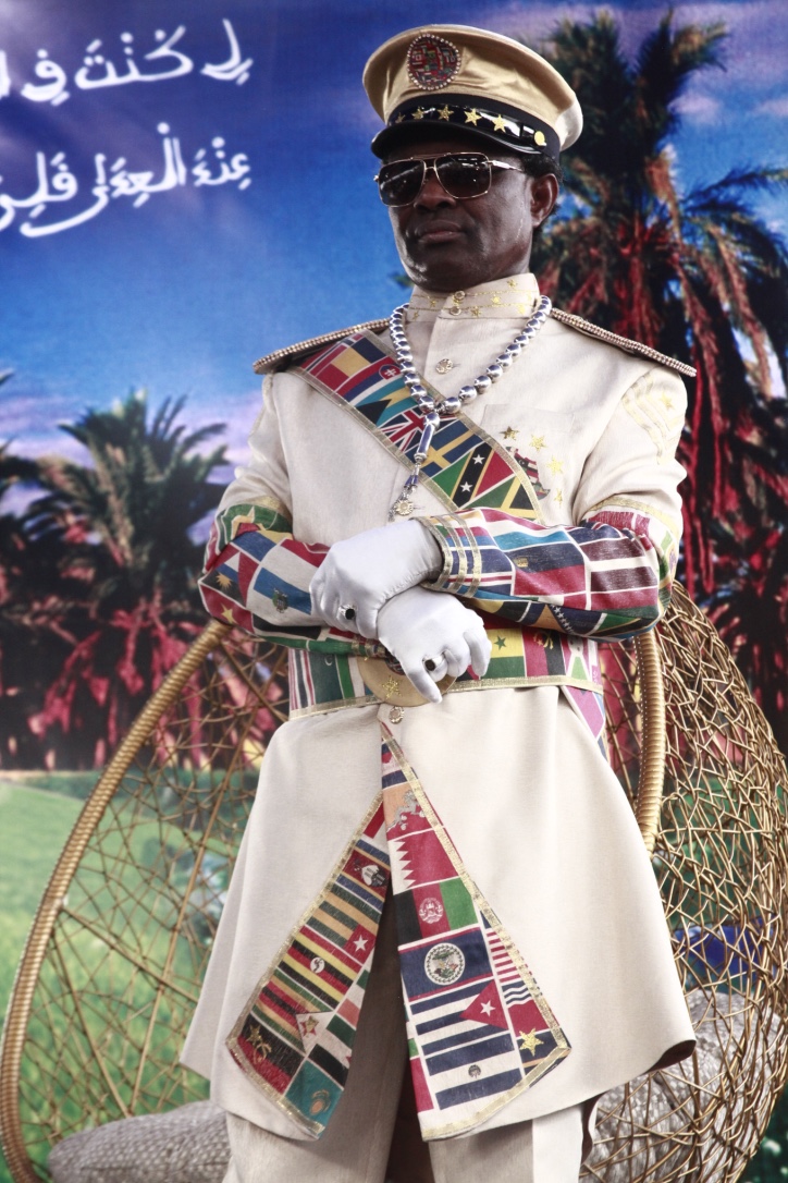 6 photos : L'incroyable tenue  du "Maréchal" Général de Bamba lors du Magal de Darou Mouthy