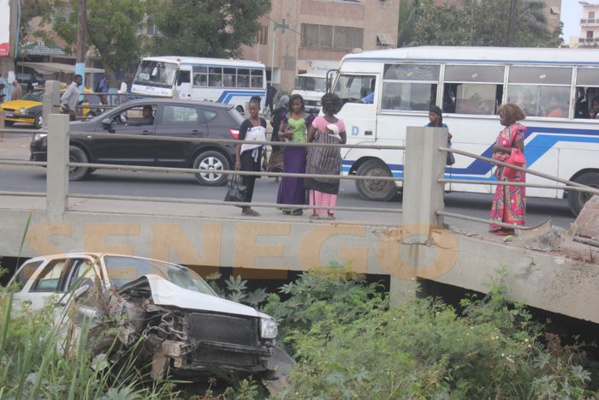 Audio et Photos : Accident insolite : Une voiture finit dans le Canal 4