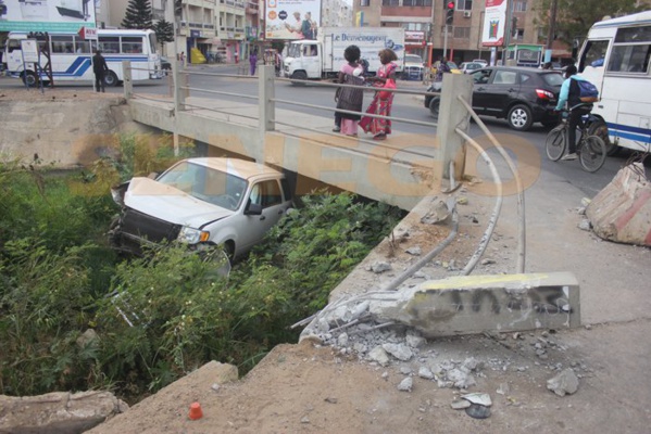 Audio et Photos : Accident insolite : Une voiture finit dans le Canal 4
