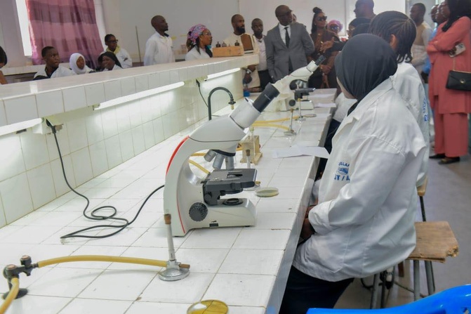 Dakar : Le Lycée Maurice Delafosse, fer de lance de la formation technique sous l'œil du Ministre Amadou Moustapha Ndieck Sarré Dakar : Le Lycée Maurice Delafosse, fer de lance de la formation technique sous l'œil du Ministre Amadou Moustapha Ndieck Sarré