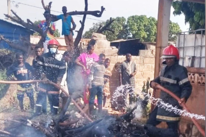 Saraya : un incendie ravage 17 cases et fait deux blessés graves à Sékhoto