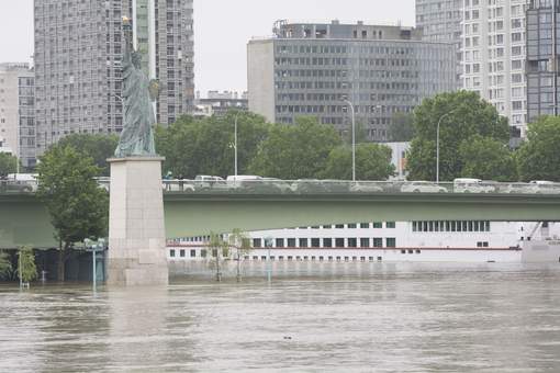 Le niveau de la Seine inquiète les Parisiens