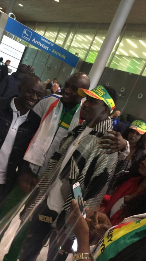L’arrivée des musiciens et chanteurs sénégalais à Paris pour le Bercy de Waly Seck ce 04 juin