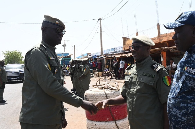 Tournée du Directeur général des Douanes : à Kidira, cap sur la coopération et la performance Tournée du Directeur général des Douanes : à Kidira, cap sur la coopération et la performance