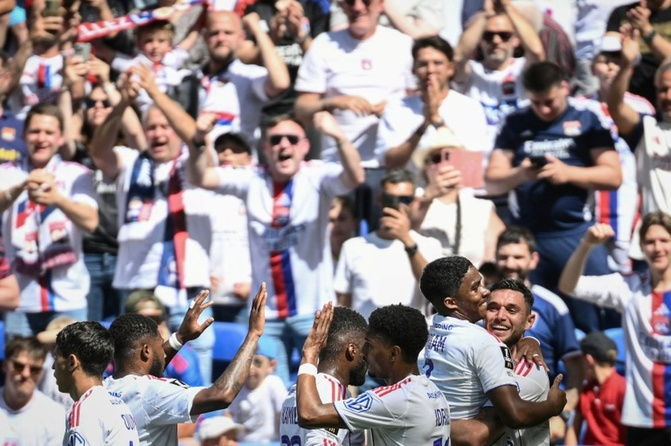 Olympique Lyonnais s’impose face à AJ Auxerre et reste en course pour la Ligue des champions