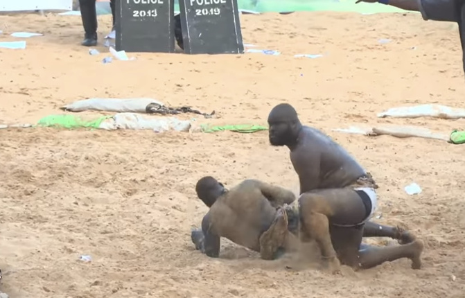 Victoire éclair à l’Arène nationale : Boucher Ketchup terrasse Ama Dia en 15 secondes