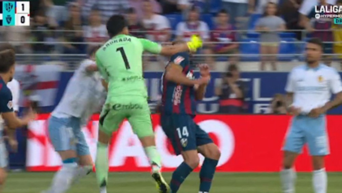 Espagne : un gardien pète les plombs et assène un coup de poing en plein match