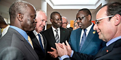 De g. à dr. : Mamadou Mansour Seck, administrateur de la Sococim, Guy Sidos, patron de Vicat, et Boubacar Camara, président de Sococim, avec les présidents Macky Sall et François Hollande, le 30 décembre 2014, à Dakar