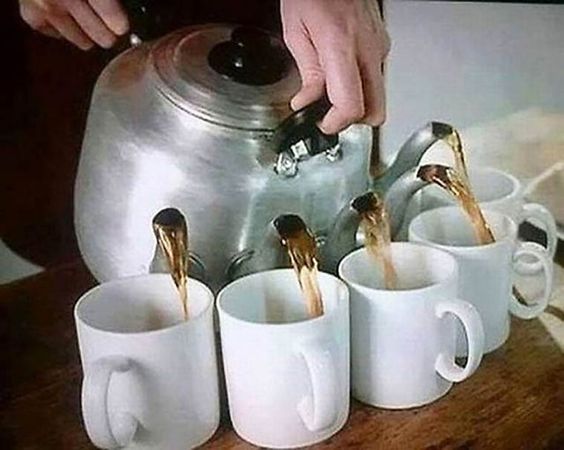 23 gadgets insolites pour boire son thé et son café : la théière multi-tasses est GÉ-NIALE !