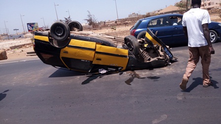 Photos - Accident au niveau de la Patte d'Oie : Un taxi se renverse au beau milieu de l'autoroute