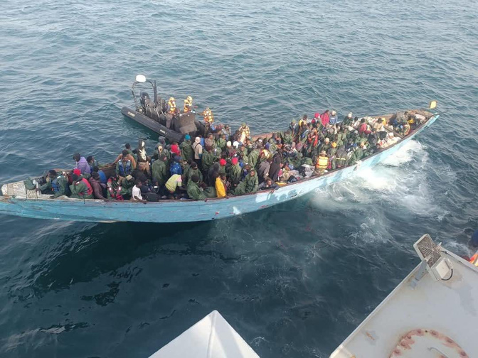 Migration irrégulière : la marine nationale secourt 153 migrants au large de Dakar