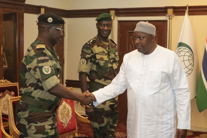 Coopération militaire : Le nouveau CEMGA sénégalais, l'Amiral Oumar Wade, reçu par Adama Barrow