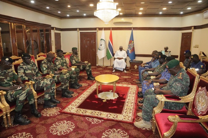 Coopération militaire : Le nouveau CEMGA sénégalais, l'Amiral Oumar Wade, reçu par Adama Barrow