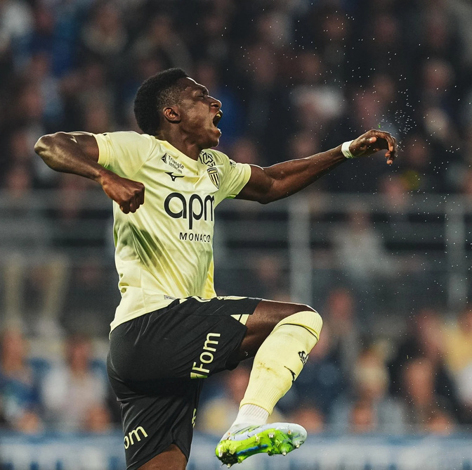 Ligue 1 : Lamine Camara voit double, mais Monaco chute dans un match fou face à Strasbourg