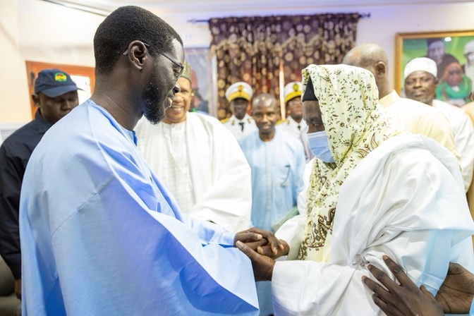Louga : Le président Bassirou Diomaye Faye en visite spirituelle et de compassion chez la famille omarienne