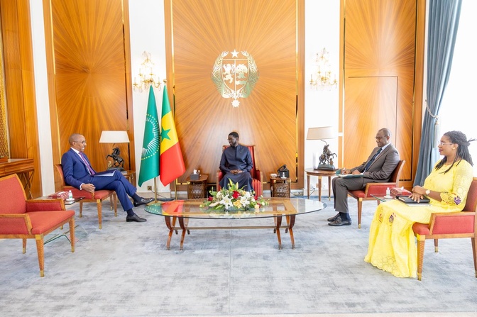 République : Au Palais présidentiel, le Président Bassirou Diomaye Faye lance le dialogue national avec quatre anciens Premiers ministres République : Au Palais présidentiel, le Président Bassirou Diomaye Faye lance le dialogue national avec quatre anciens Premiers ministres