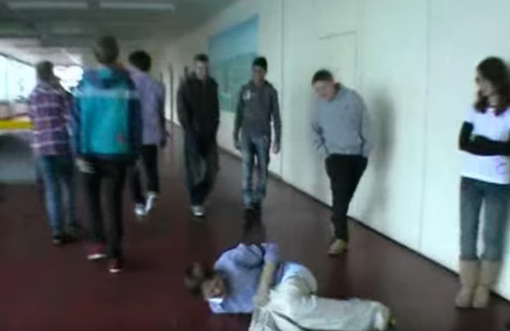Un professeur enseigne l’impact du harcèlement de manière insolite