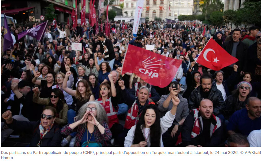 Turquie: des milliers de soutiens devant le Parlement après l'assaut du siège du CHP