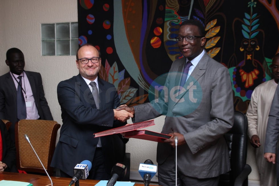 En images la signature de la convention de financement entre Amadou Bâ et la délégation de l'Afd