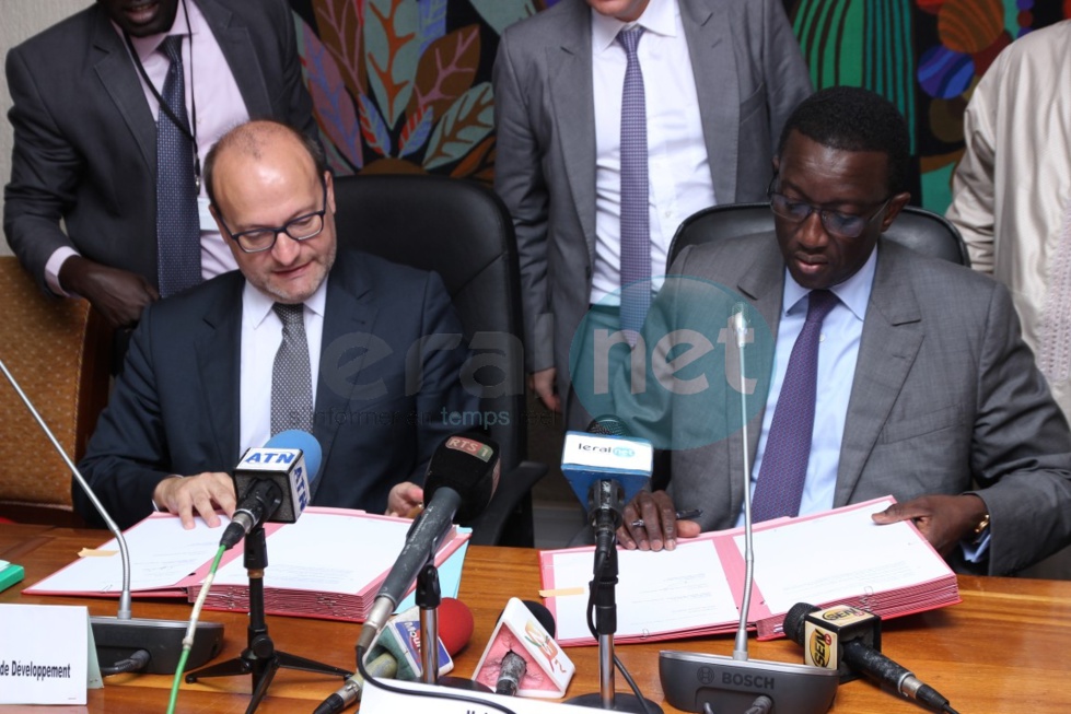 En images la signature de la convention de financement entre Amadou Bâ et la délégation de l'Afd