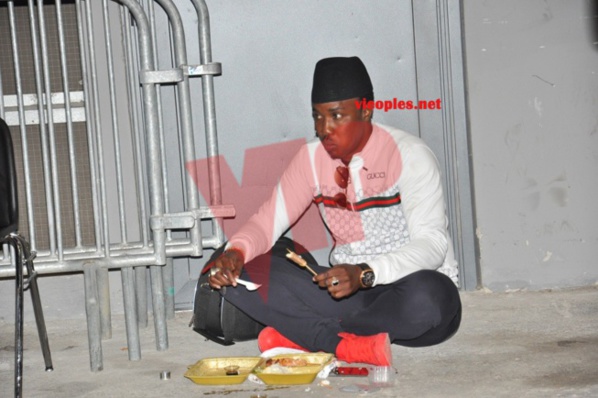 Cheikh Sarr savoure son plat à Paris. No comment!