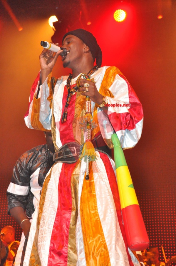 Waly Seck en mode "Baye Fall" sur la scène de Bercy
