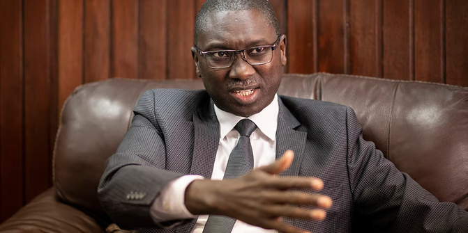 Affaire Ismaila Madior Fall : la justice confirme le maintien du bracelet électronique de l’ancien ministre