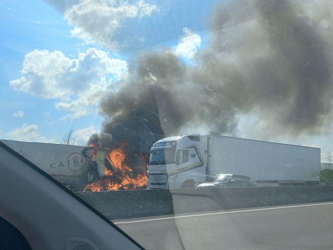 Diamniadio : un camion-citerne en flammes provoque d’importants embouteillages sur l’autoroute à péage