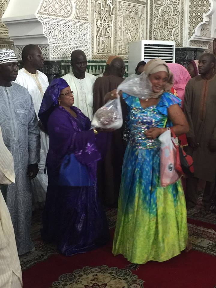 En images la distribution, par la ville de Dakar, de kits "ndogou" aux nécessiteux à la Grande mosquée 