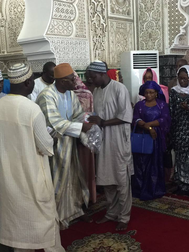 En images la distribution, par la ville de Dakar, de kits "ndogou" aux nécessiteux à la Grande mosquée 