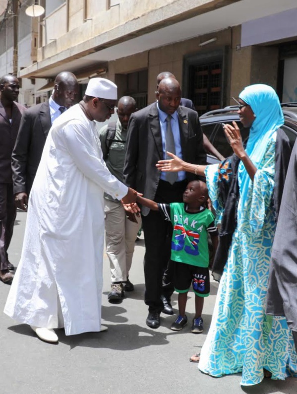 Incroyable, mais vrai! Le Président Macky Sall marche du Palais à la mosquée pour la prière du Vendredi