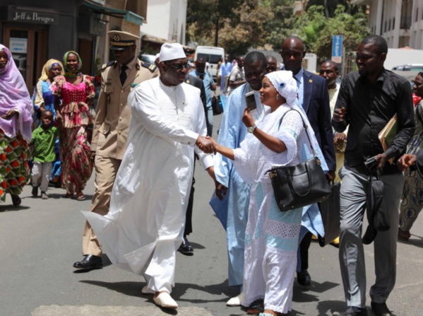 Incroyable, mais vrai! Le Président Macky Sall marche du Palais à la mosquée pour la prière du Vendredi