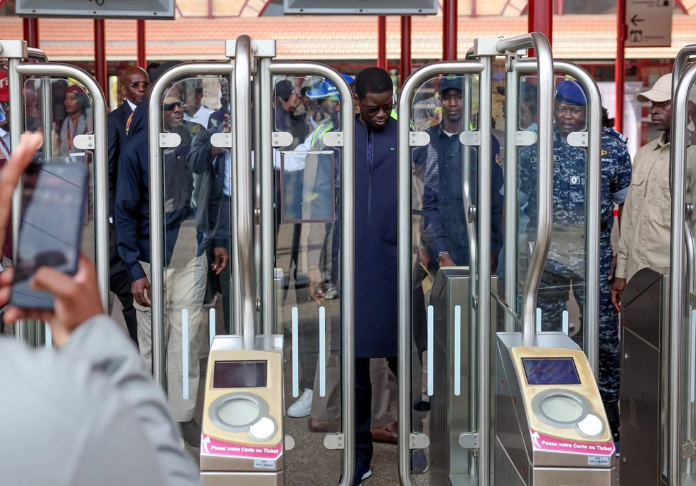 Diomaye Faye inaugure une usine textile et lance les travaux de la gare de Sébikotane