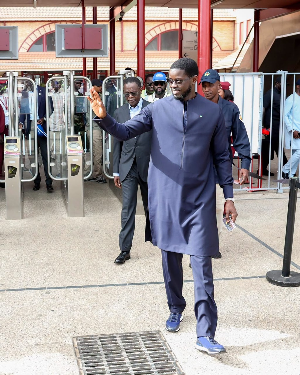 Diomaye Faye inaugure une usine textile et lance les travaux de la gare de Sébikotane