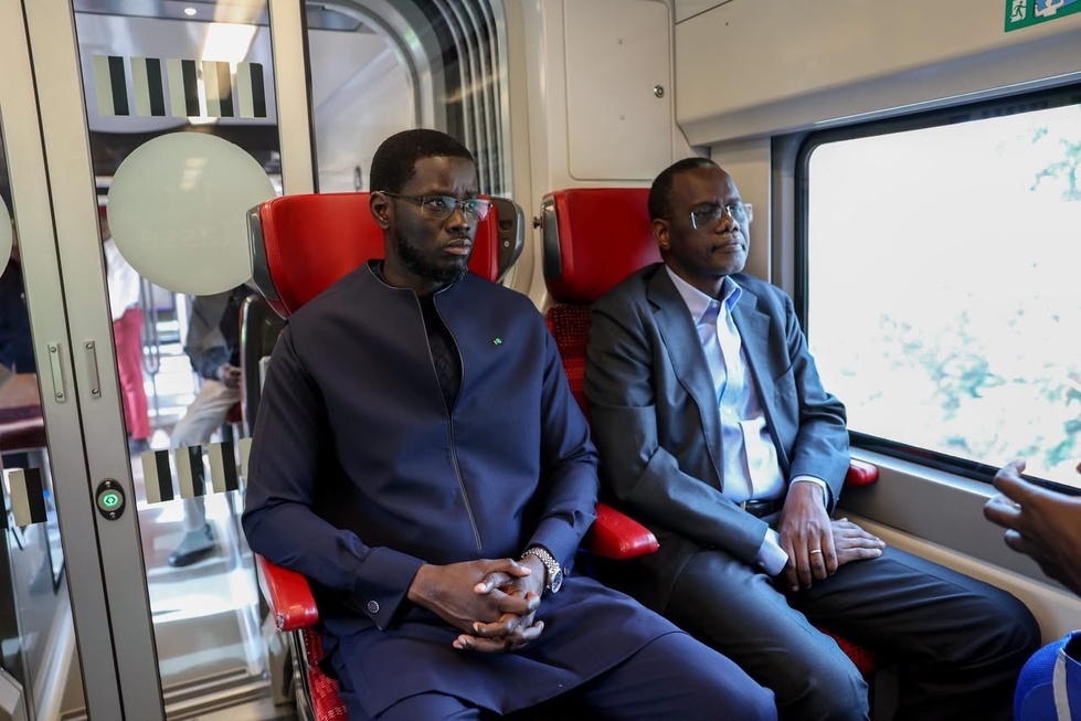 Diomaye Faye inaugure une usine textile et lance les travaux de la gare de Sébikotane Diomaye Faye inaugure une usine textile et lance les travaux de la gare de Sébikotane