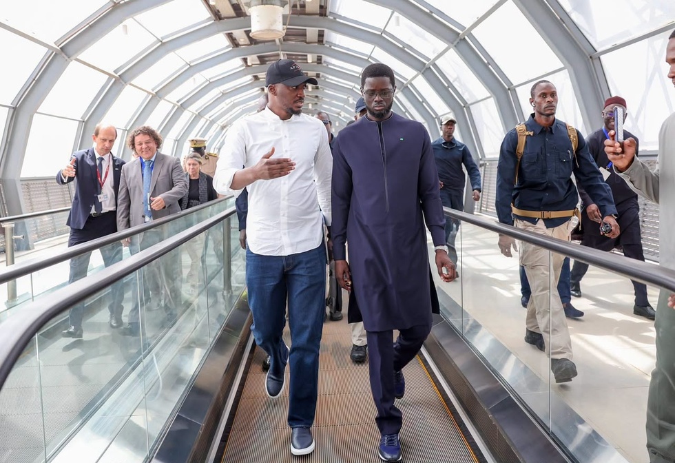 Diomaye Faye inaugure une usine textile et lance les travaux de la gare de Sébikotane