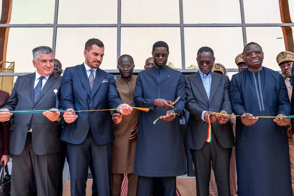 Diomaye Faye inaugure une usine textile et lance les travaux de la gare de Sébikotane
