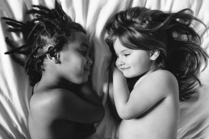 Cette maman prend des photographies absolument sublimes de sa fille adoptive et de sa fille biologique, pour montrer le lien magique qui les unit