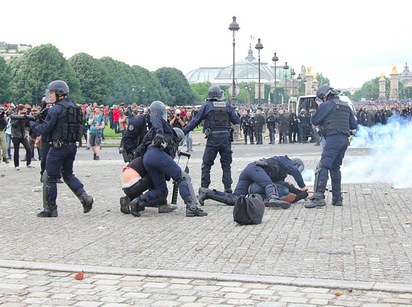 Manif de mardi : Des journalistes à nouveau violentés par la police et une photo troublante