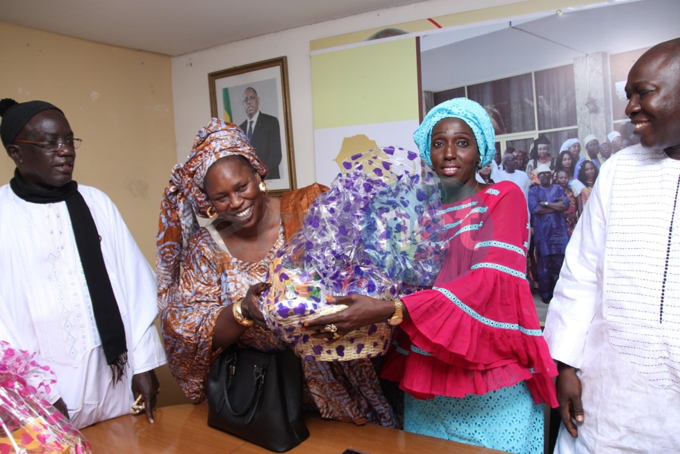 Images: Arona Coumba Ndoffène Diouf remet des paniers ramadan et enveloppes aux délégués de Biscuiterie