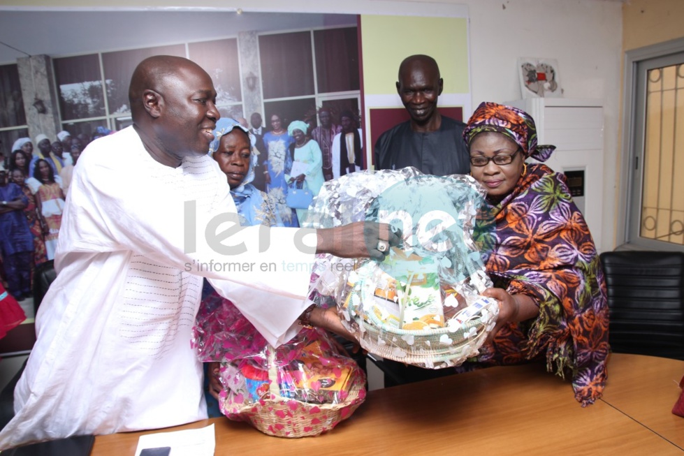 Images: Arona Coumba Ndoffène Diouf remet des paniers ramadan et enveloppes aux délégués de Biscuiterie