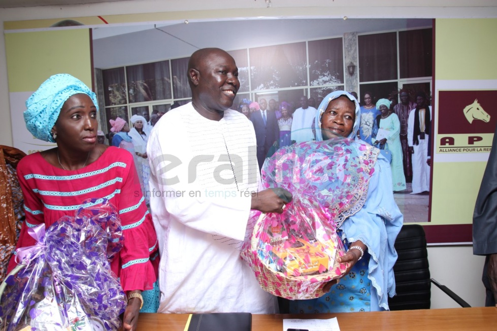 Images: Arona Coumba Ndoffène Diouf remet des paniers ramadan et enveloppes aux délégués de Biscuiterie