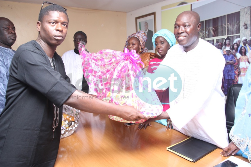 Images: Arona Coumba Ndoffène Diouf remet des paniers ramadan et enveloppes aux délégués de Biscuiterie