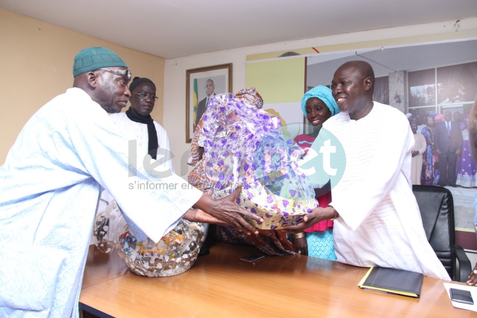 Images: Arona Coumba Ndoffène Diouf remet des paniers ramadan et enveloppes aux délégués de Biscuiterie