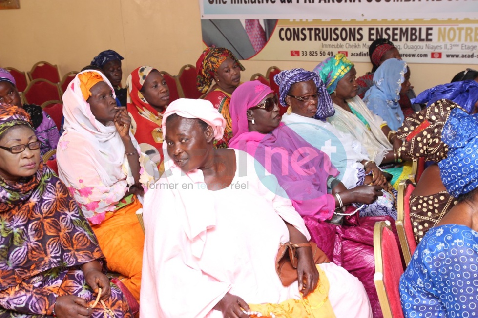 Images: Arona Coumba Ndoffène Diouf remet des paniers ramadan et enveloppes aux délégués de Biscuiterie