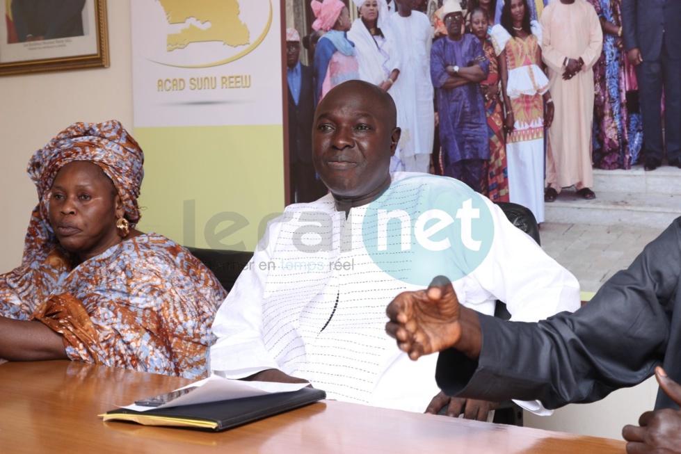 Images: Arona Coumba Ndoffène Diouf remet des paniers ramadan et enveloppes aux délégués de Biscuiterie