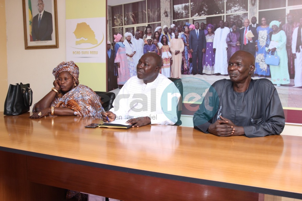 Images: Arona Coumba Ndoffène Diouf remet des paniers ramadan et enveloppes aux délégués de Biscuiterie