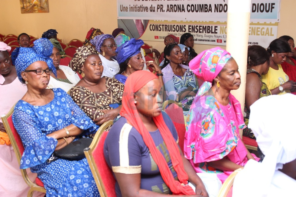 Images: Arona Coumba Ndoffène Diouf remet des paniers ramadan et enveloppes aux délégués de Biscuiterie