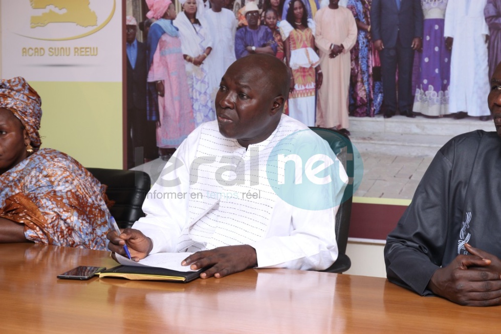 Images: Arona Coumba Ndoffène Diouf remet des paniers ramadan et enveloppes aux délégués de Biscuiterie