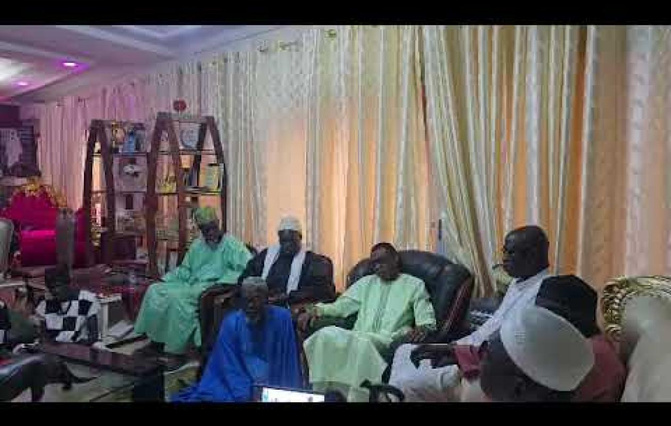 Youssou Ndour rend hommage au Jaaraf Papa Youssou Ndoye lors d’une visite de condoléances à Ouakam